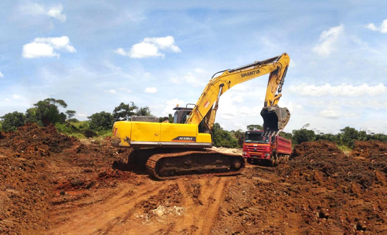 Экскаватор Shantui SE335LC работает с россыпной золотой рудой в Уганде.